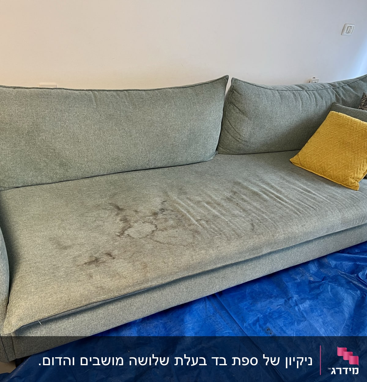 ספה עם כתמים על בד כחול לניקוי